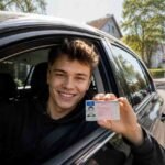 Person hält ihren neuen Führerschein in Deutschland in der Hand